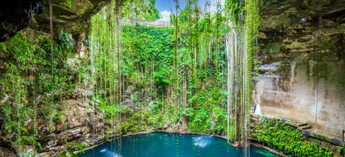 Cenote, durch Einsturz einer Höhlendecke entstanden und mit Süßwasser gefüllt