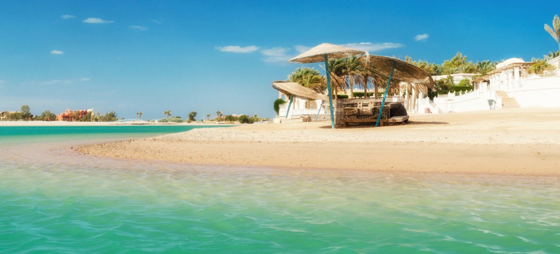Sandstrand mit türkisfarbenem Wasser in El Gouna