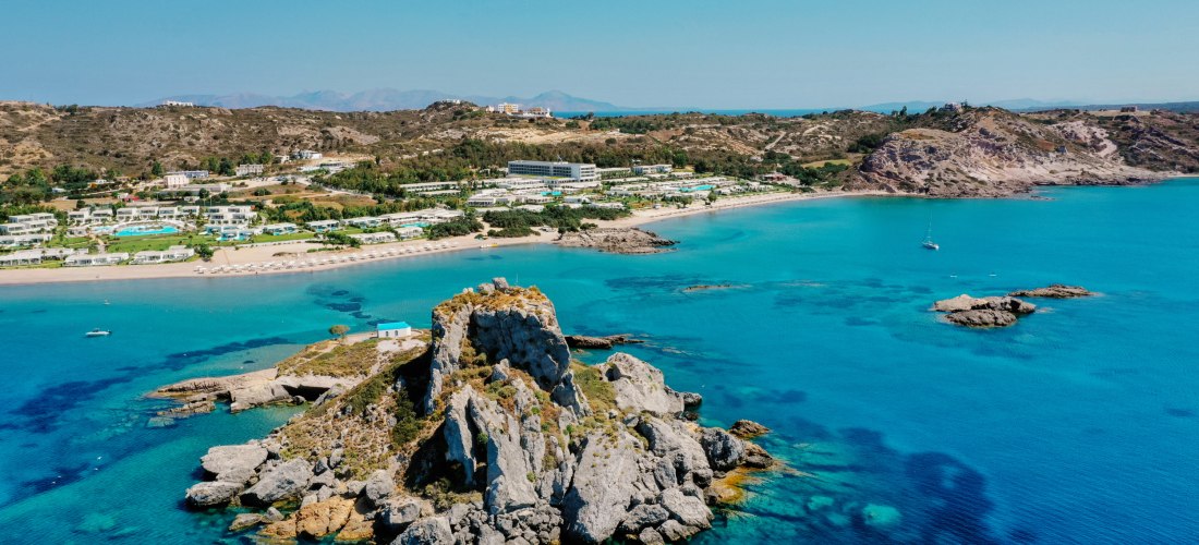 Luftaufnahme der kleinen Insel Kastri mit der Agios-Stefanos-Kapelle vor Kefalos auf Kos, Griechenland