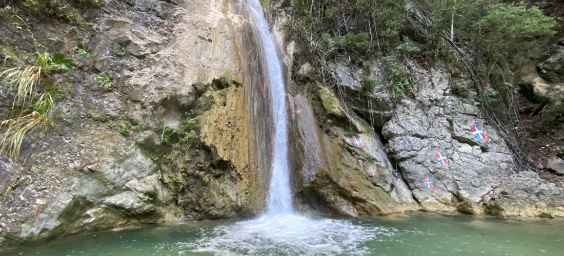 Nahaufnahme eines Wasserfalls in der Dominikanischen Republik, der in ein türkisfarbenes Naturbecken fällt