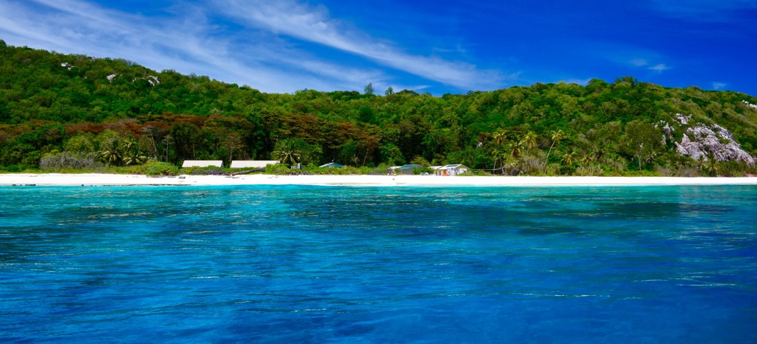 ride Island auf den Seychellen mit weißem Sandstrand, türkisblauem Meer und dichter tropischer Vegetation – ein Naturreservat für Vögel und Ökotourismus 2025/2026