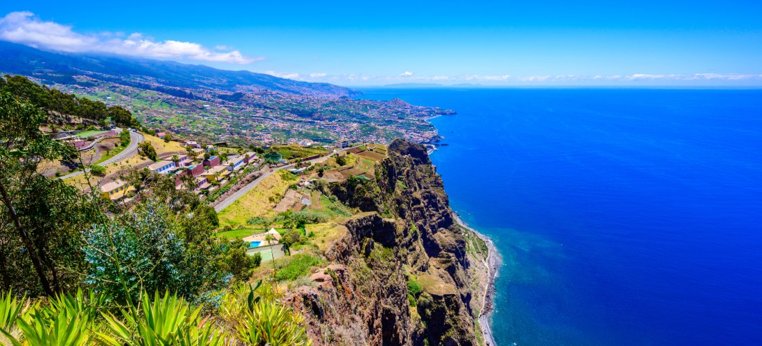 Cabo Girão Madeira – Blick über Steilküste und Atlantik Panoramablick vom Cabo Girão auf Madeira über die grüne Landschaft, die Steilküste und das tiefblaue Meer
