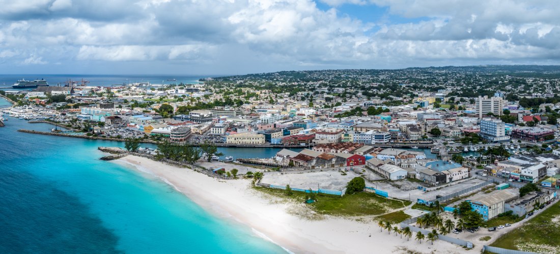 Luftaufnahme von Bridgetown auf Barbados mit Hafen, Strand und historischen Gebäuden.