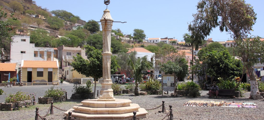 Historischer Praca da Igreja in Cidade Velha, Kapverden – alter Pranger auf einem gepflasterten Platz mit Kolonialhäusern