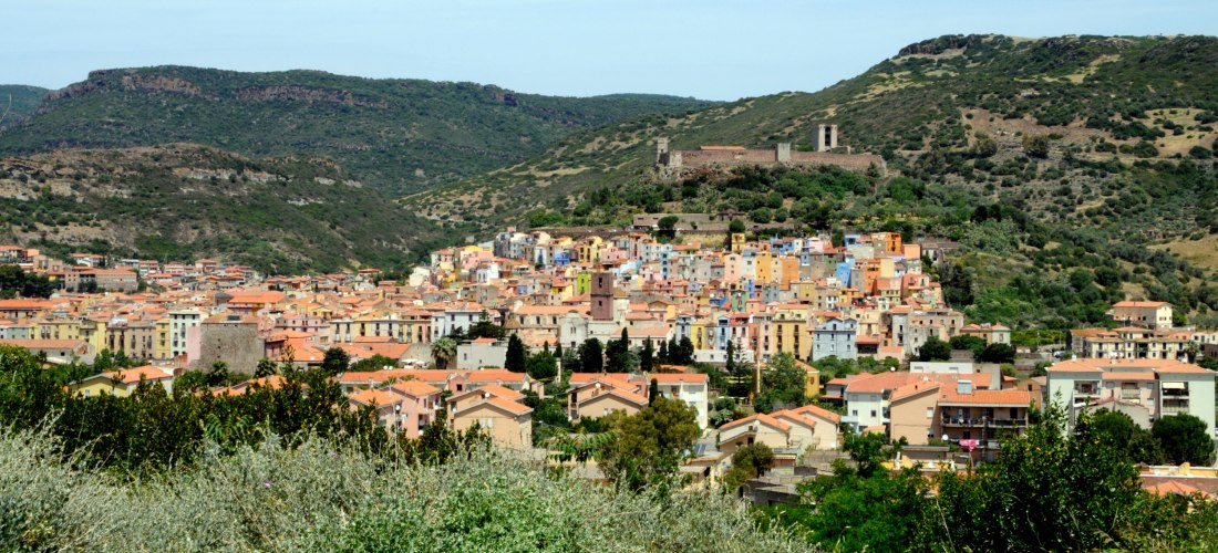 Panoramablick auf Orgosolo auf Sardinien mit bunten Häusern und grüner Hügellandschaft – bekannt für Murales und sardische Kultur im Inselinneren