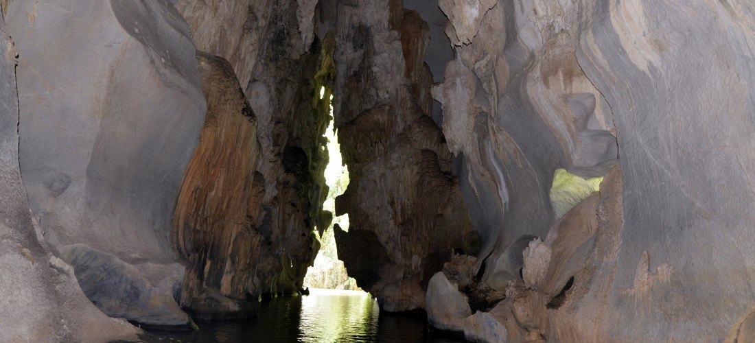 Indio-Höhle in Vinales – spektakuläre Tropfsteinhöhle in Kuba Blick in die beeindruckende Indio-Höhle bei Vinales auf Kuba mit hohen Felswänden, Tropfsteinformationen und einem unterirdischen Fluss, durch den Boote fahren