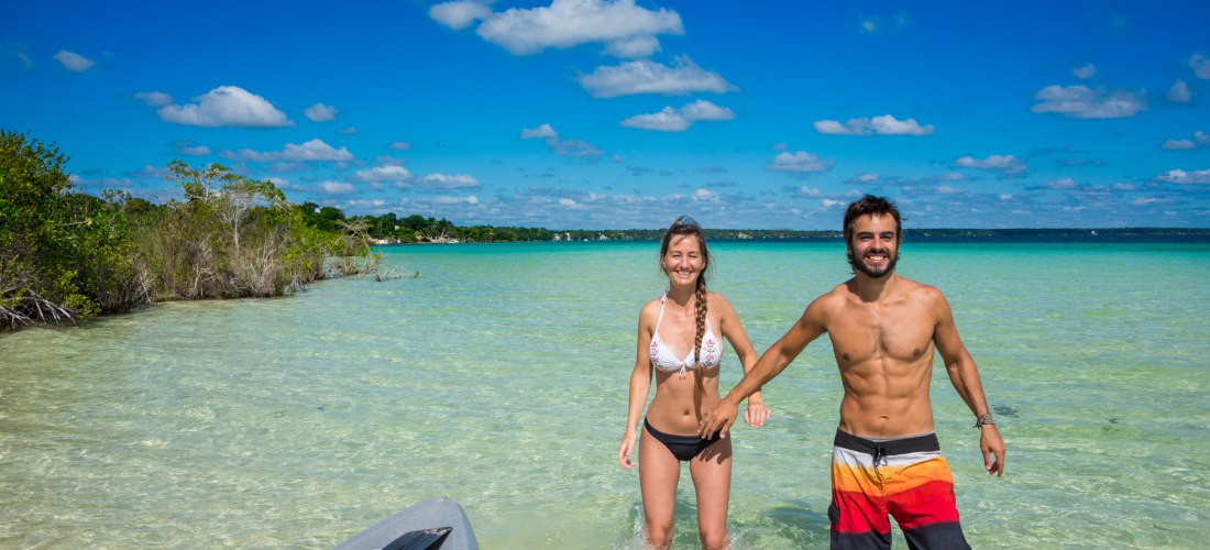 Schönes verliebtes Paar beim Kajakfahren auf dem ruhigen Bacalar-See.