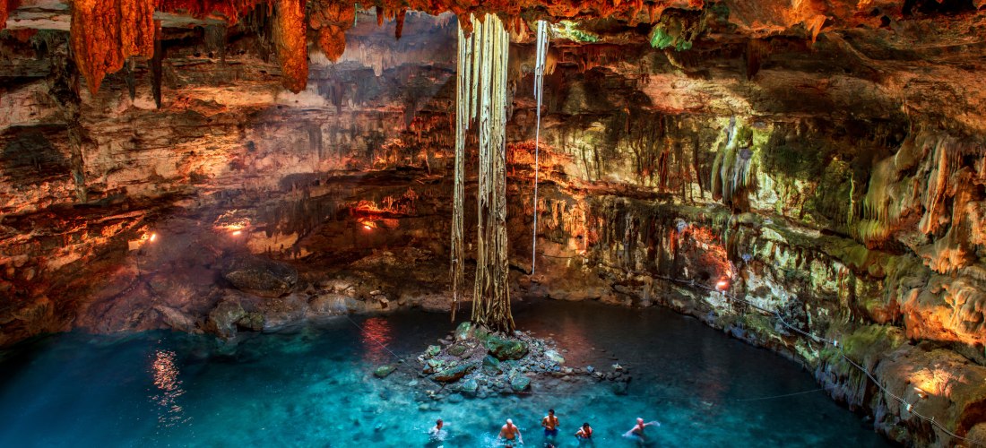Cenote, wassergefüllte Höhle, badende Menschen,