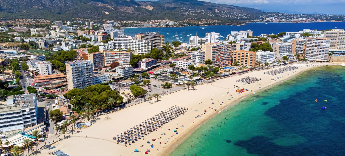 Luftaufnahme von Magaluf auf Mallorca mit Sandstrand, Hotels, Promenade und Blick auf das Meer