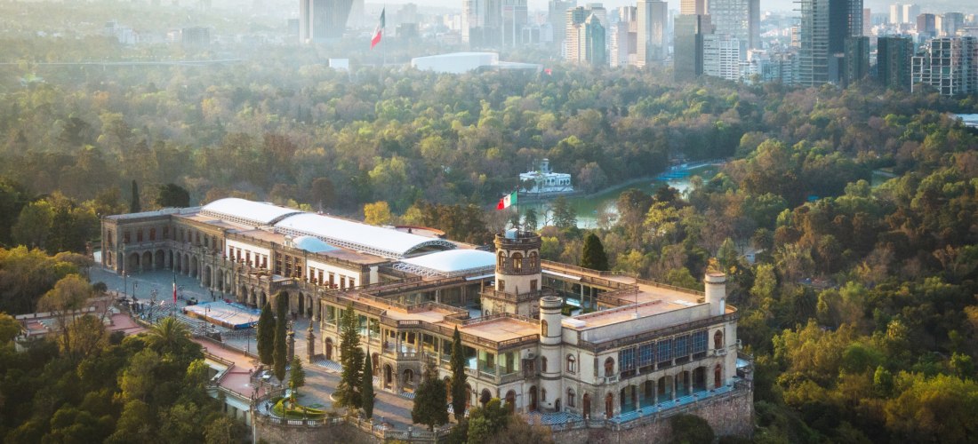 Luftaufnahme des Castillo de Chapultepec in Mexiko-Stadt, historisches Schloss im Park mit Blick auf die Skyline – Sehenswürdigkeit 2025/2026