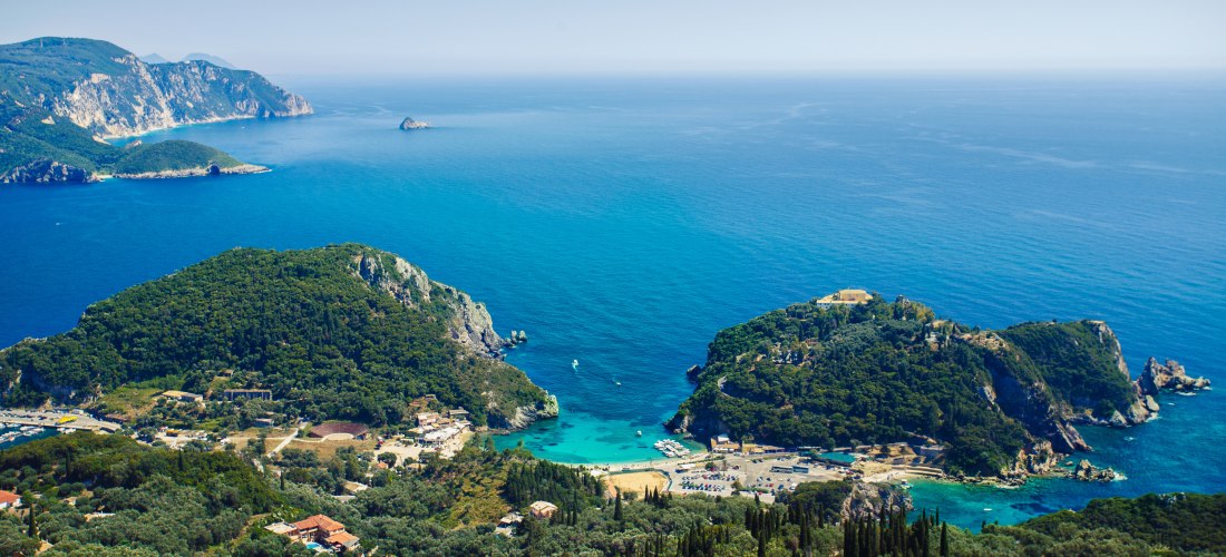 Blick vom Aussichtspunkt in Lakones auf Bucht von Paleokatritsa