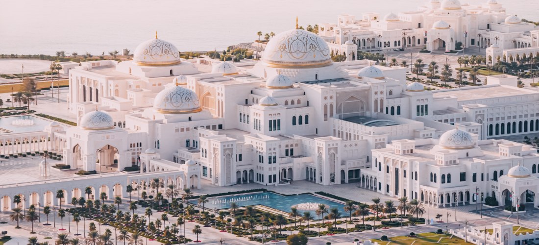 Luftaufnahme des Qasr Al Watan Präsidentenpalastes in Abu Dhabi mit weißen Kuppeln, Gärten und Springbrunnen