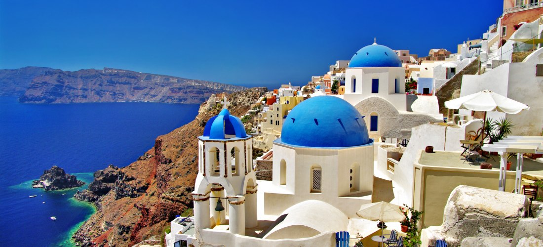 traditionelles griechisches Dorf Santorini, mit blauen Kuppeln der Kirchen, Griechenland