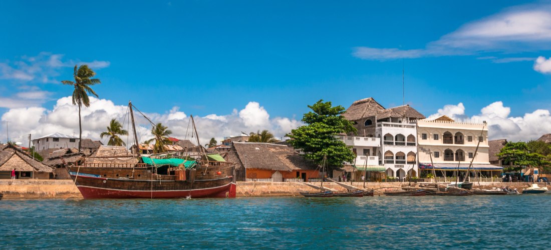 Traditionelle Dhau-Boote vor der Altstadt von Lamu Island Kenia – UNESCO-Weltkulturerbe