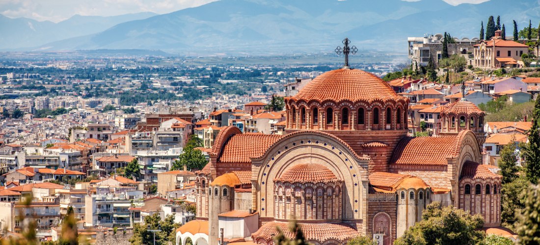 Detailansicht der Agios Dimitrios Kirche mit roten Kuppeln in Thessaloniki und Blick über die Stadt