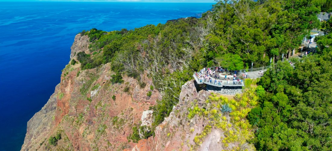 Cabo Girão Skywalk Madeira – Glasplattform über dem Atlantik Aussichtsplattform Cabo Girão auf Madeira mit Glasboden und Panoramablick über die Steilküste und das Meer