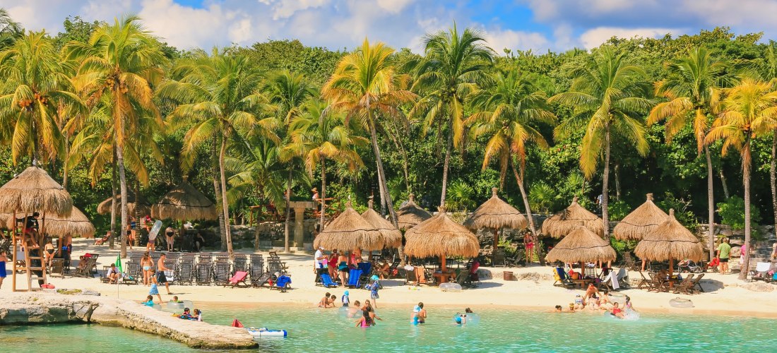Malerischer Blick auf die karibische Natur und den paradiesischen Strand im Ökopark Xcaret in der Nähe der archäologischen Stätte der Maya-Zivilisation. Ökotourismus, Familienurlaubskonzept. Yucatan