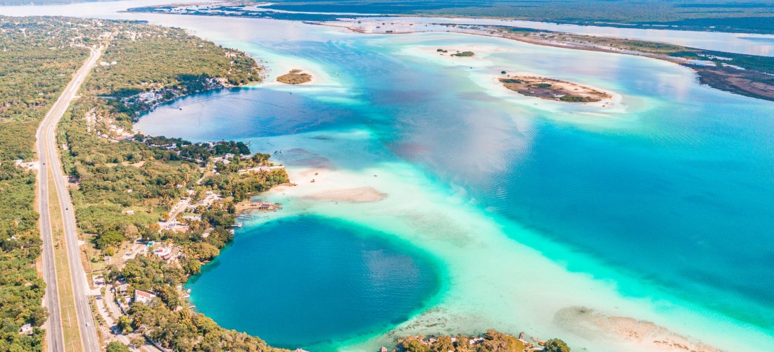 Luftaufnahme der Lagune von Bacalar, türkisblaues Wasser, Lagune der sieben Farben, Naturparadies Quintana Roo Mexiko.