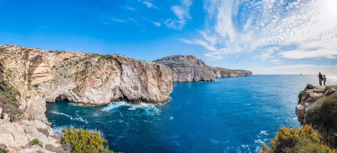 Panoramablick auf die Dingli Cliffs auf Malta mit tiefblauem Meer, Felsküste und Wanderern am Klippenrand