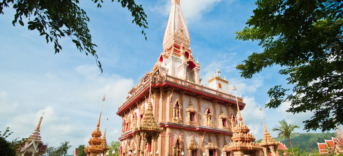 Der Wat Chalong Tempel in Phuket mit seiner prächtigen Pagode – wichtigstes buddhistisches Wahrzeichen und spirituelles Zentrum der Insel.