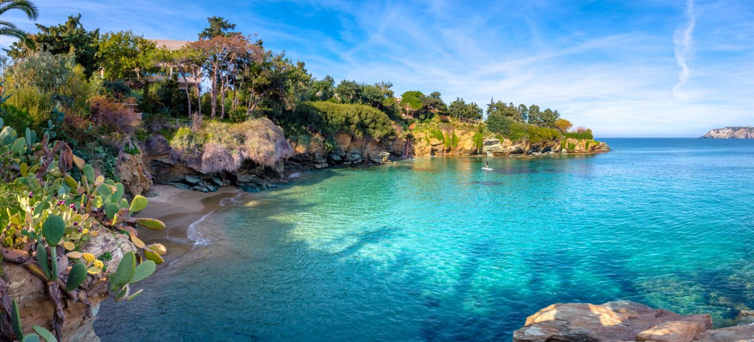 ein kleiner Strand in der Nähe des Dorfes und das türkisfarbene Wasser des Meeres