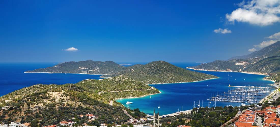 Panoramablick auf Kalkan und die Küste mit türkisblauem Meer, grünen Halbinseln und Yachthafen