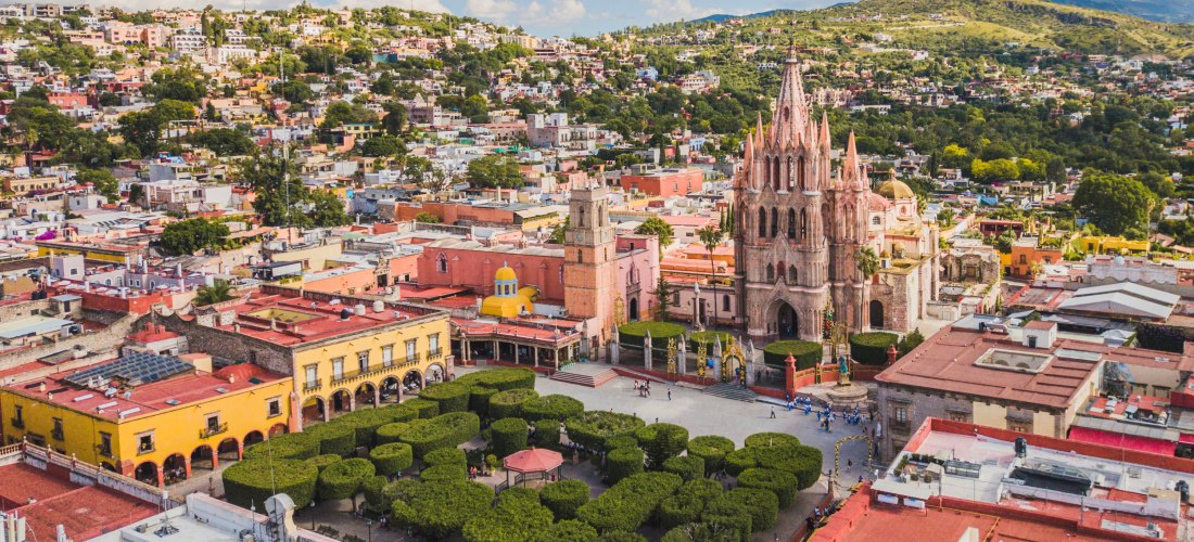 Luftaufnahme von San Miguel de Allende in Mexiko mit der berühmten Parroquia de San Miguel Arcángel und bunten Häusern – UNESCO-Welterbe 2025/2026
