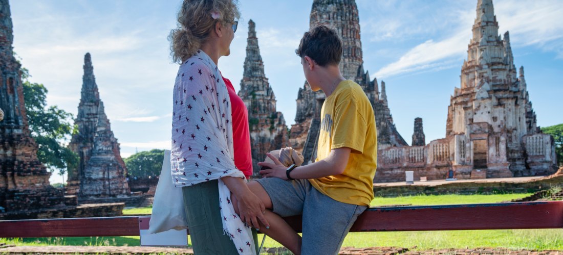Familienurlaub Thailand – Tempelbesuch in Ayutthaya mit Kindern Familie besucht historische Tempelruinen in Ayutthaya, Thailand – kinderfreundliches Kulturhighlight im Familienurlaub.