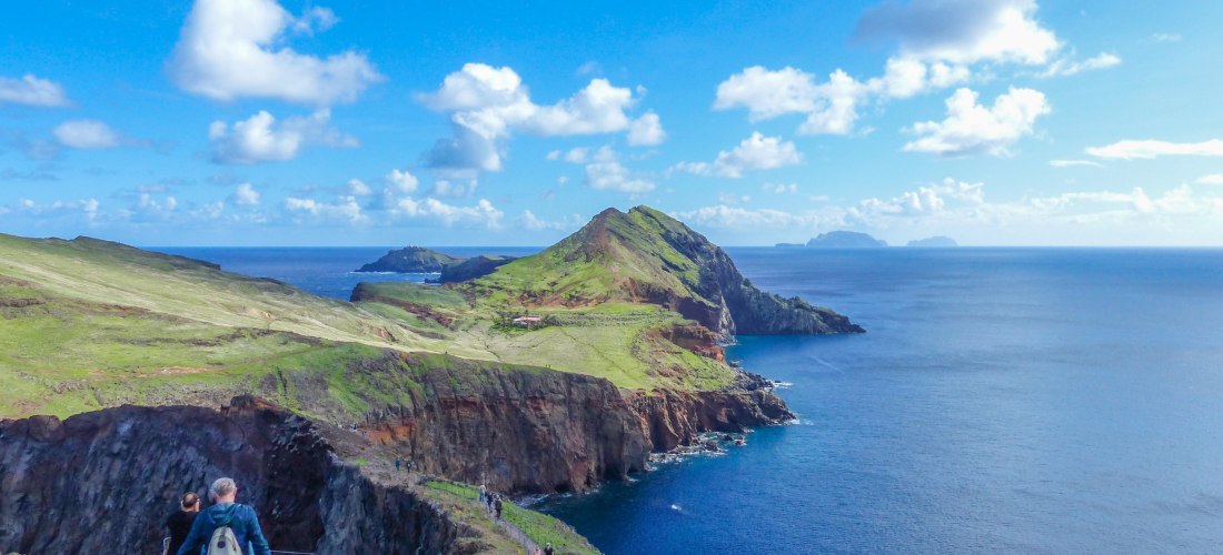 Ponta de São Lourenço Madeira – Wanderung entlang der Klippen Wanderer auf dem Küstenpfad der Ponta de São Lourenço auf Madeira mit Blick auf das Meer und die Felsenlandschaft