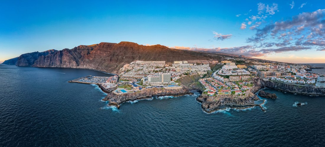 Luftaufnahme von Los Gigantes auf Teneriffa mit Küstenstadt und imposanten Steilklippen am Atlantik