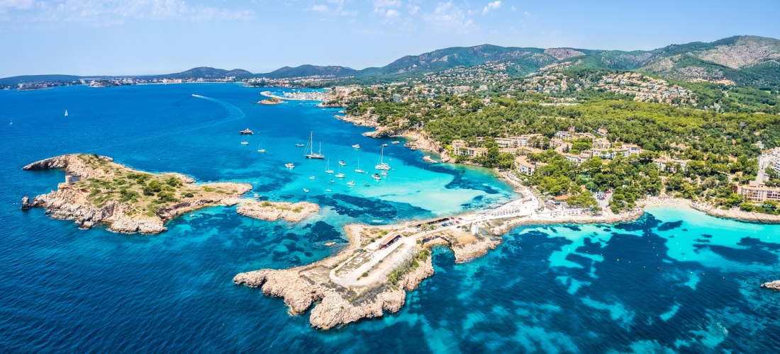 Luftaufnahme der Küste und Cala Xinxell, Illetas, Insel Mallorca