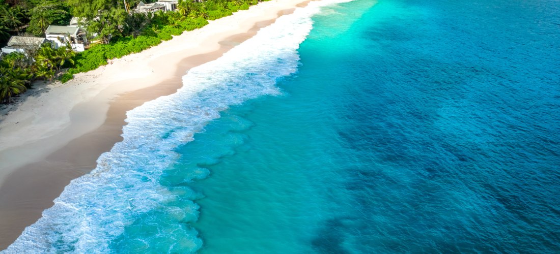 Anse Intendance Seychellen 2025/2026 – Luftaufnahme des langen weißen Sandstrands mit türkisblauem Meer und grüner Küste