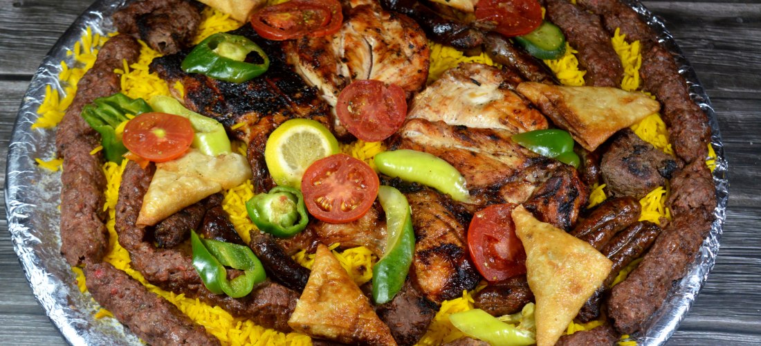 Arabische Küche, traditionelles Essen, Holzkohlegrill, gegrilltes Rindfleisch, Kebab, Fleischstücke, Wurst, Rindfleisch-Kofta, Kufta-Schaschlik, gegrilltes Hähnchen, gelber Basmatireis, mit Tomaten-, Gurken- und Paprikascheiben