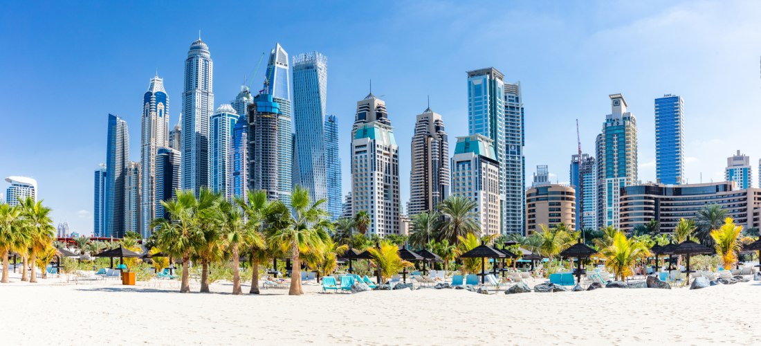 Strand und Palmen mit Marina Wolkenkratzern