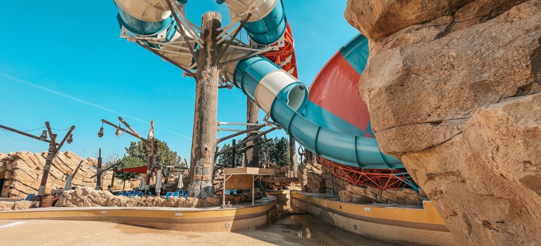Große gewundene Wasserrutsche im Yas Waterworld Freizeitpark in Abu Dhabi