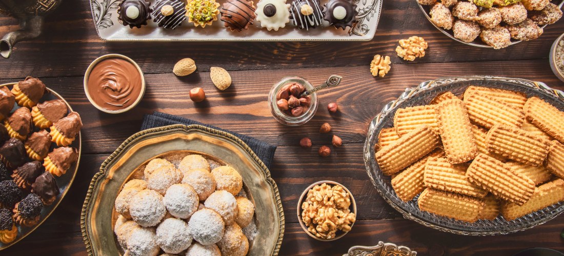 Arabische Küche; Kekse und verschiedene Süßigkeiten zum Fastenfest (Kahk, Kekse, Petit Four). Draufsicht mit Nahaufnahme