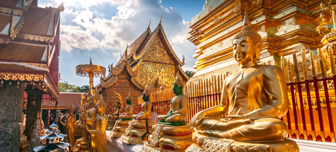 Goldener Wat Phra That Doi Suthep – Berühmter Tempel über Chiang Mai in Thailand Goldene Buddha-Statuen im Wat Phra That Doi Suthep Tempel über Chiang Mai in Thailand