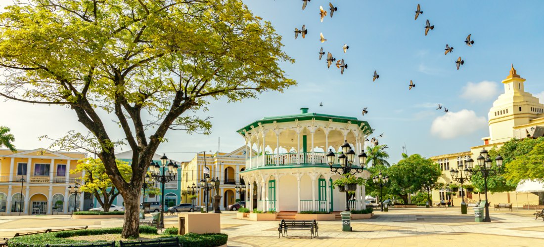 Kolonialplatz mit Pavillon und Tauben in Santiago de los Caballeros, Dominikanische Republik