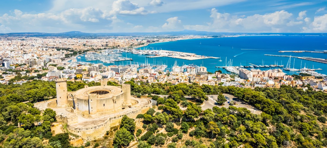Luftaufnahme des Castell de Bellver in Palma de Mallorca mit Blick auf die Stadt und den Yachthafen