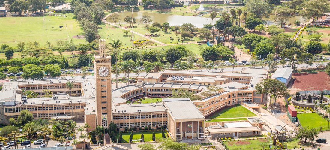 Luftaufnahme des Parlamentsgebäudes in Nairobi, Kenia – Uhrturm und Anlage mit Park im Stadtzentrum.