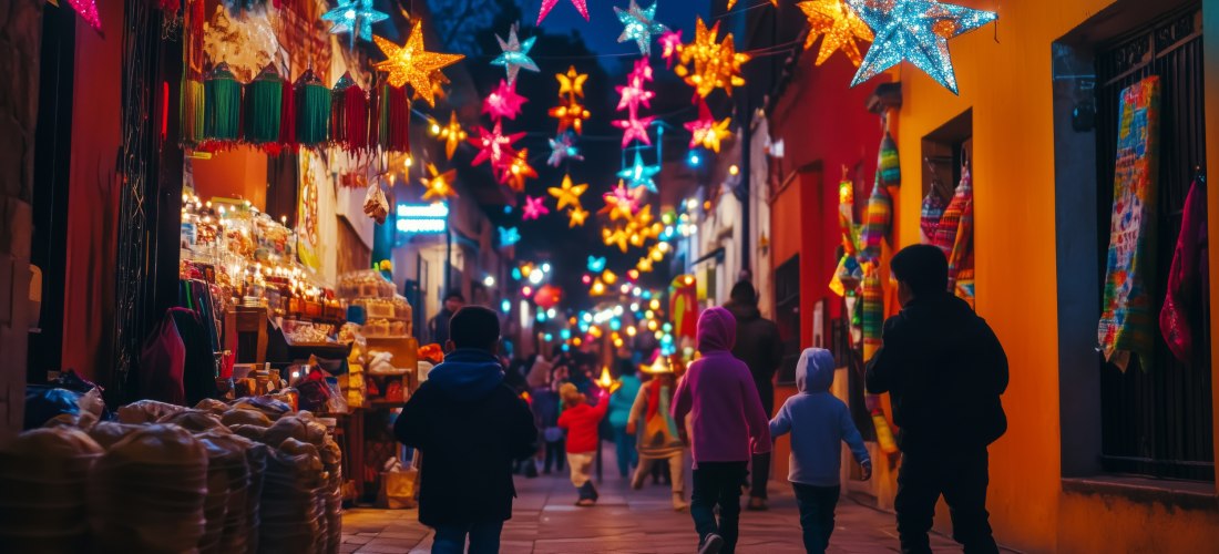 Eine lebhafte Straßenszene in Mexiko zur Weihnachtszeit