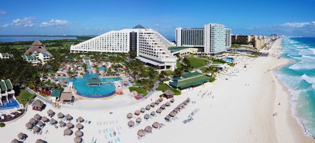 Strand von Cancun und Iberostar Selection Cancun Resort, Panorama-Luftaufnahme des Seadust Cancun Family Resort