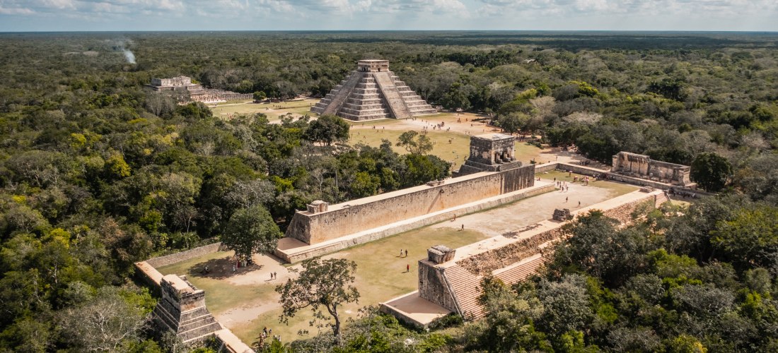 Luftaufnahme der Maya-Pyramide Kukulcán in Chichén Itzá, UNESCO-Welterbe und eines der neuen sieben Weltwunder in Mexiko – Sehenswürdigkeit 2025/2026