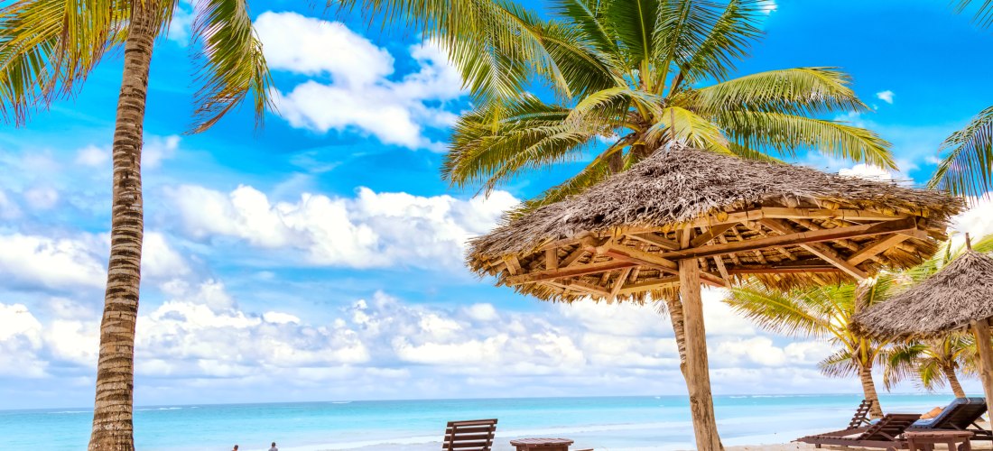 Strand mit Palmen und Liegen am Diani Beach Kenia – traumhafter Badeurlaub