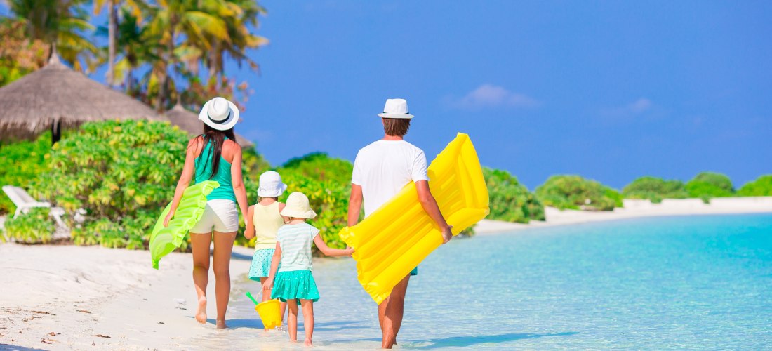 Familie am Strand, 2 Erwachsene und 2 Kinder, Luftmatratze, Sonnenschein