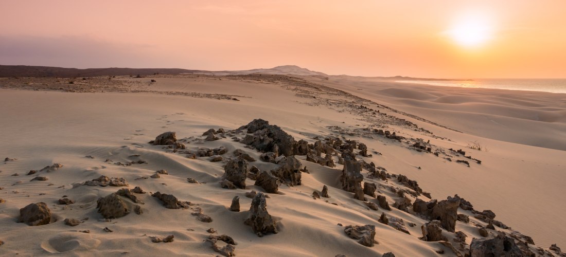 Wüstenlandschaft der Viana-Wüste auf Boa Vista, Kapverden – Sanddünen und Felsen im Abendlicht beim Sonnenuntergang