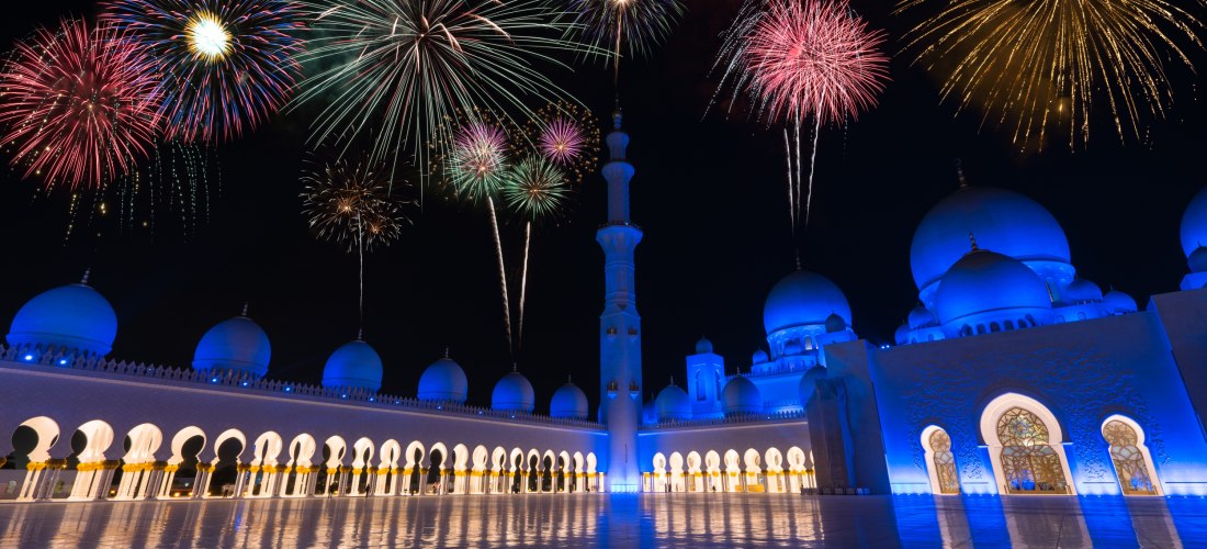 Feuerwerk erhellt den Nachthimmel über der beleuchteten Scheich-Zayid-Moschee in Abu Dhabi