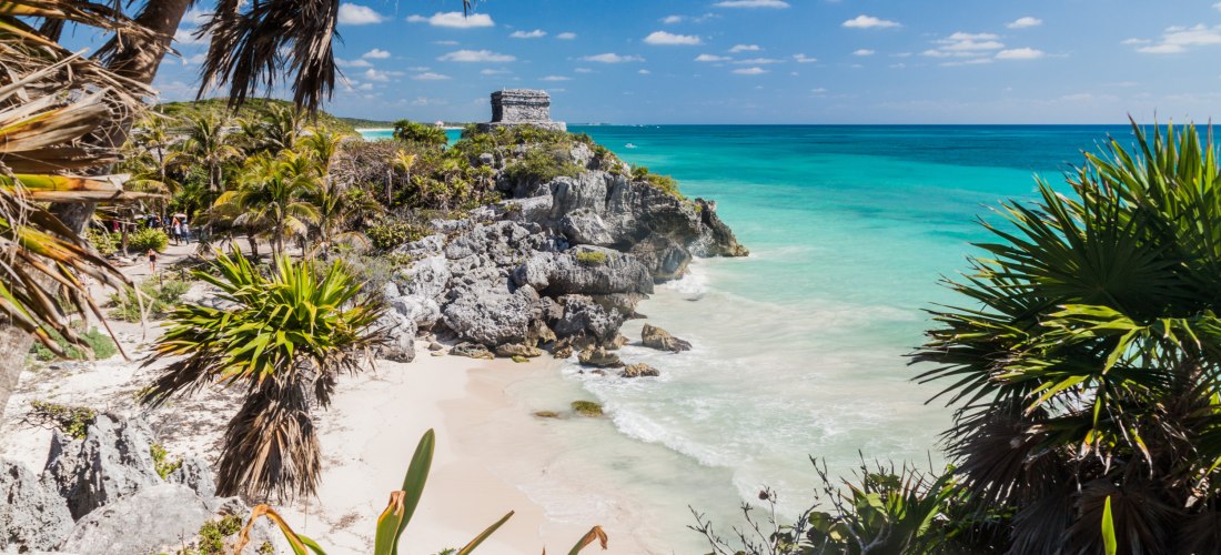 Ruinen der antiken Maya-Stadt,Strand mit Palmen und Felsen
