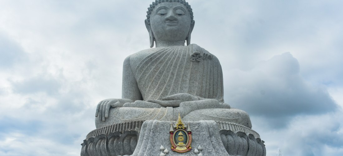 Große Buddha-Statue in Phuket aus weißem Marmor, thailändisches Wahrzeichen mit spiritueller Bedeutung