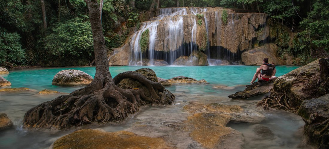 Erawan Wasserfall im Erawan Nationalpark – Naturparadies in Kanchanaburi, Thailand Wunderschöner Erawan Wasserfall mit türkisblauem Wasser im Dschungel des Erawan Nationalparks in Kanchanaburi, Thailand